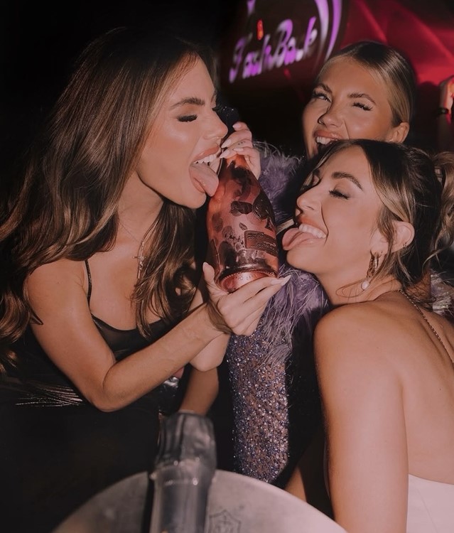 Party på HOF Club - House of Flashback VIP nattklubb i Paris. Hitta promoters för gästlista i Clubbable