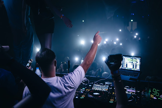 Party på HOF Club - House of Flashback VIP nattklubb i Paris. Hitta promoters för gästlista i Clubbable