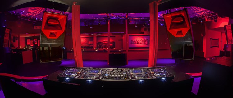 Party at Heart VIP nightclub in Miami. Find promoters for guest list in Clubbable