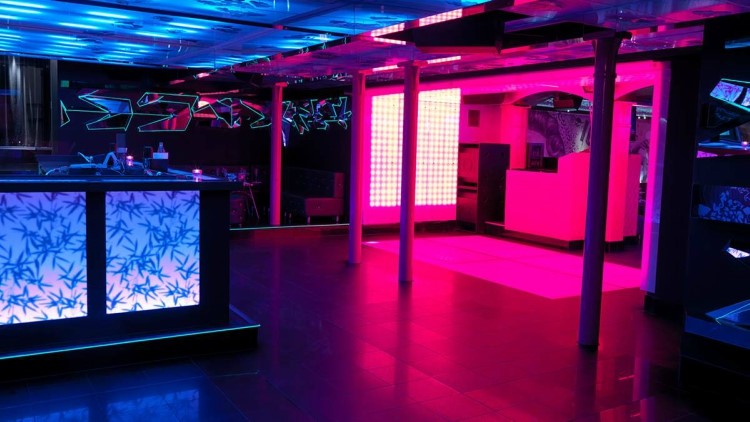 Soirée dans la boîte Hell's Kitchen VIP à Stockholm. Trouvez des promoteurs pour la liste des invités sur Clubbable