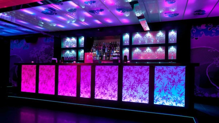 Soirée dans la boîte Hell's Kitchen VIP à Stockholm. Trouvez des promoteurs pour la liste des invités sur Clubbable