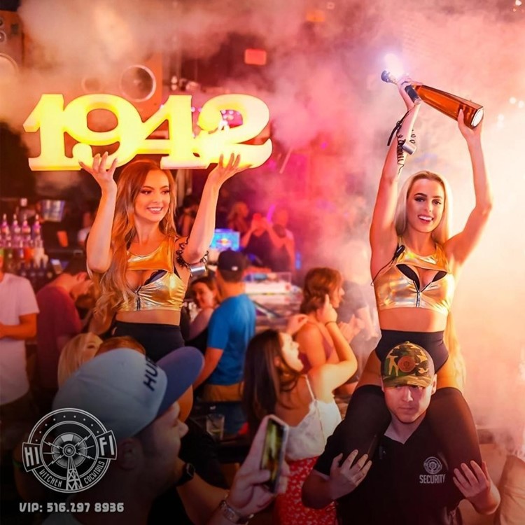 Hi Fi club in Arizona champagne bubbles parade bottle service celebrate 