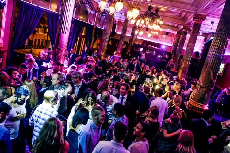 Hipp club restaurant Malmo nightclub look dance floor crowd having fun party