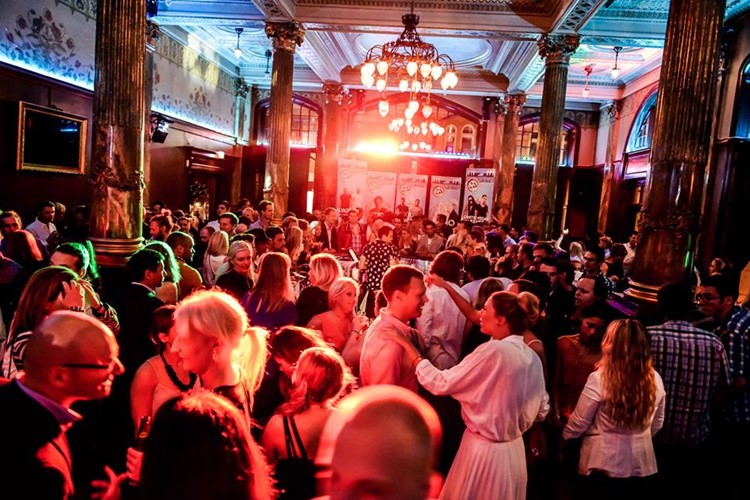 Hipp club restaurant Malmo people dancing music fun nightout lights show