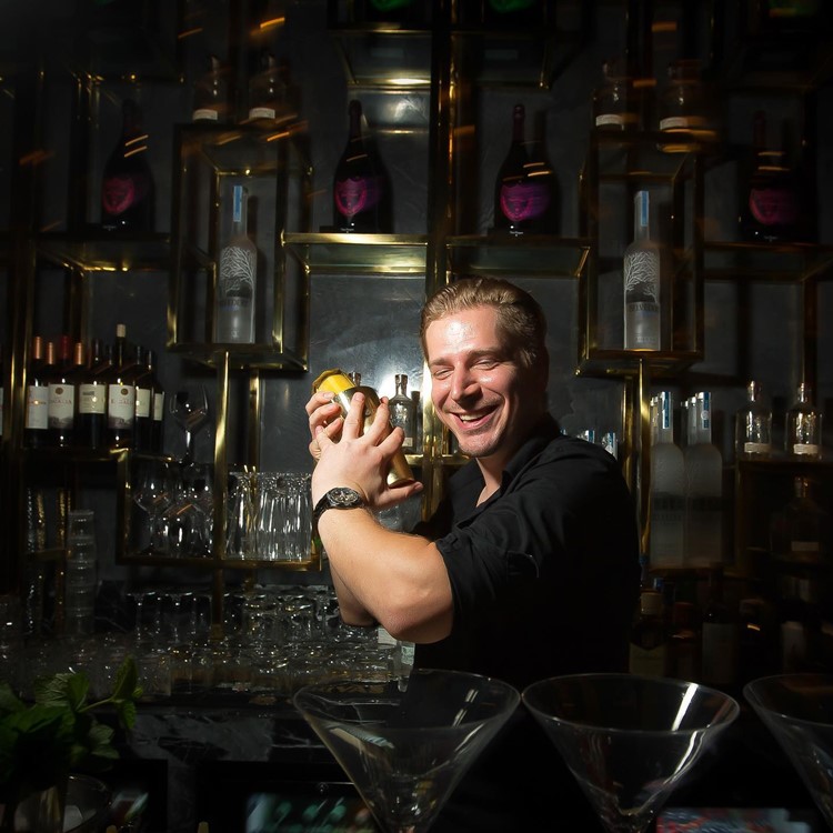 Hookaai club Barcelona bartender mixing drinks alcohol cocktails book vip table go out