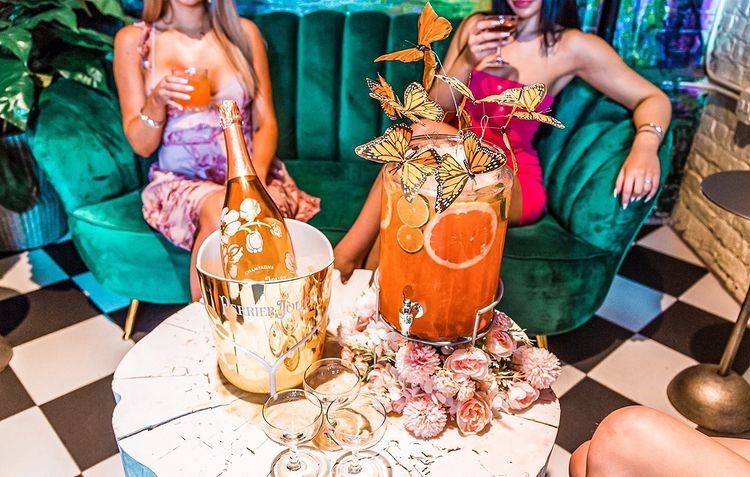 Hubbard Inn Club Chicago cocktails alcohol bottles service reserve table party fun