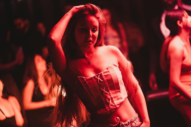 Icy nightclub Dubai pretty girl dancing clubbing drinking guest list