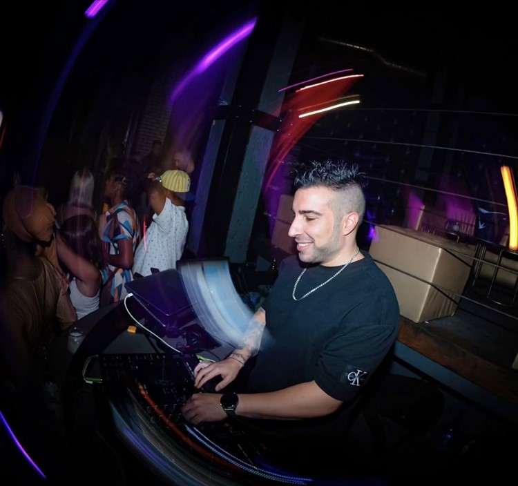 Soirée dans la boîte International Party VIP à Athens . Trouvez des promoteurs pour la liste des invités sur Clubbable