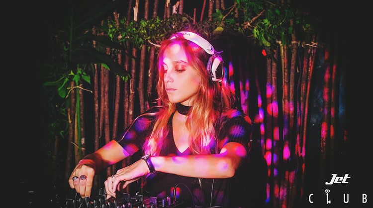 Jet nightclub Buenos Aires woman dj mixing