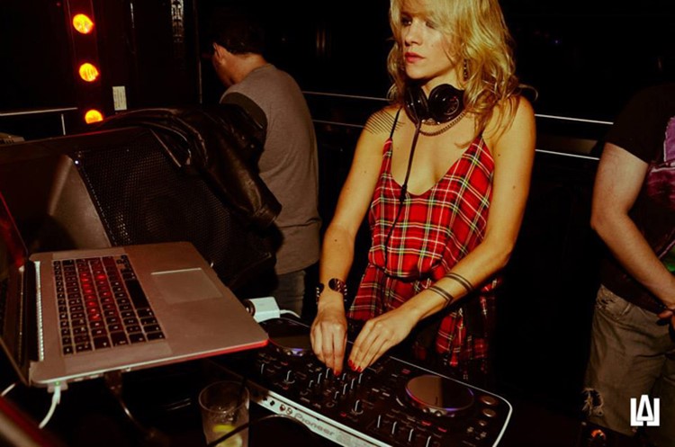 Jet nightclub Buenos Aires blonde girl dj