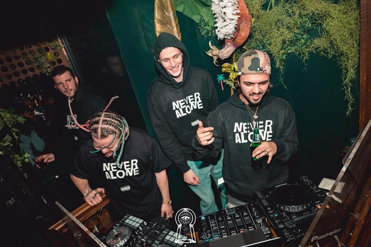 Jangal nightclub Paris djs mixing music having fun partying dance night