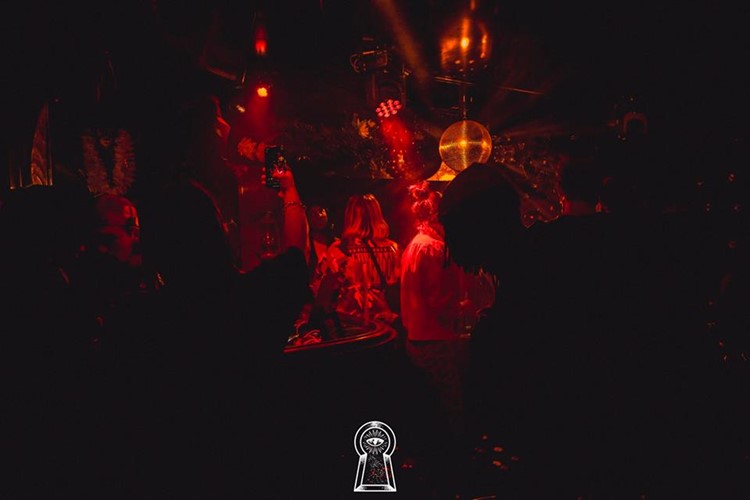 Jangal nightclub Paris cool club special lights show effects dance floor go to nightout