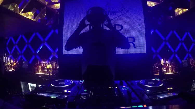 John Doe nightclub Amsterdam dj shadow mixing contrast lights