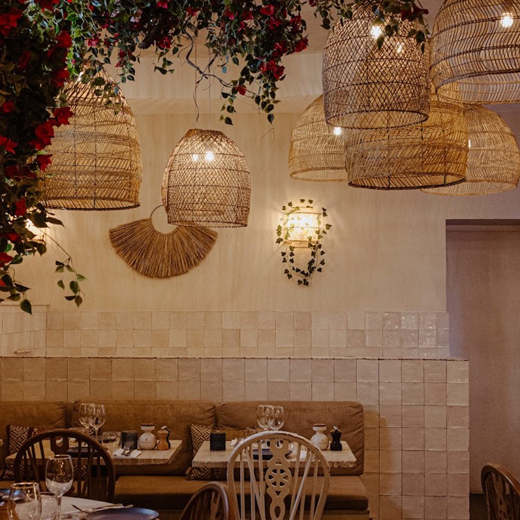 Party på Kalamata VIP nattklubb i Paris. Hitta promoters för gästlista i Clubbable