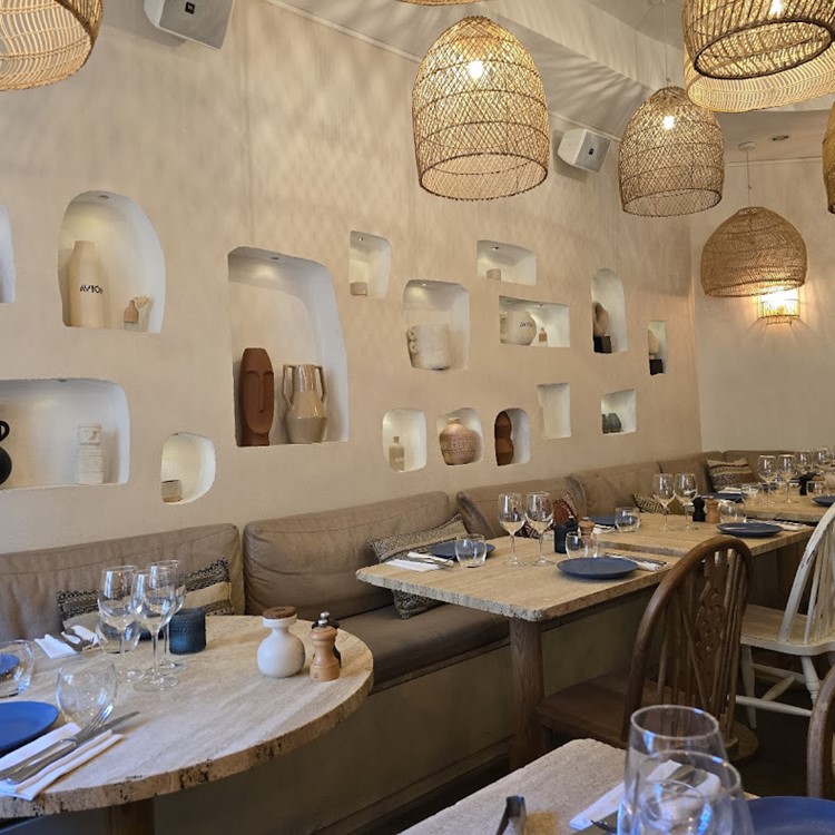 Party på Kalamata VIP nattklubb i Paris. Hitta promoters för gästlista i Clubbable