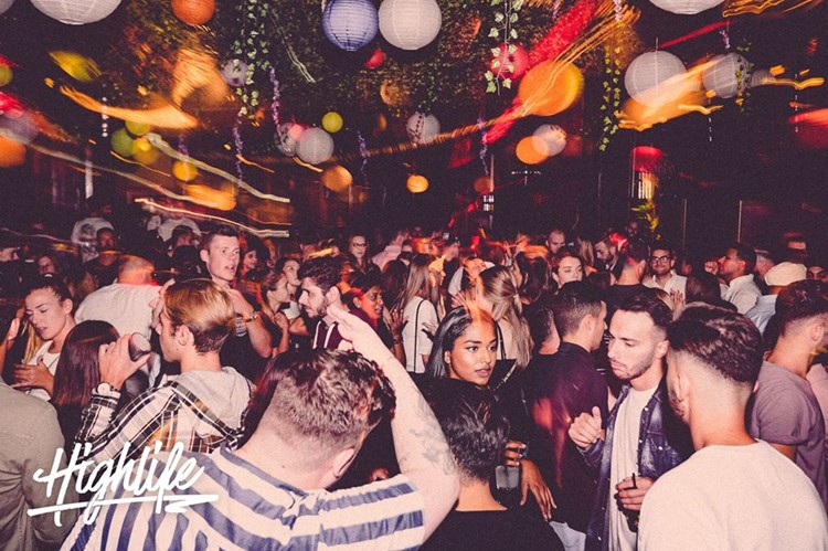 Kaufleuten Club nightclub Zurich people dance floor show concert music fun