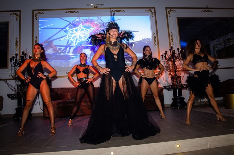 Kitch restaurant club Marbella singer dancers black lingerie costumes dance show live music fun party event go out tonight the best place