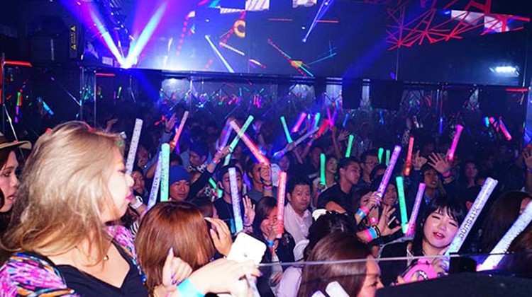 Kitsune nightclub Tokyo crowd having fun colored lights