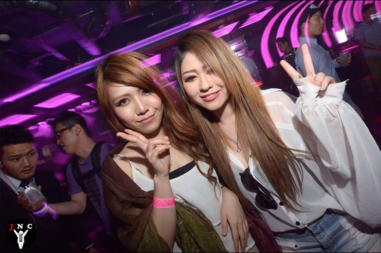 Kitsune nightclub Tokyo pretty girls Japanese 