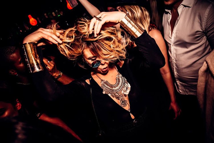 Komma nightclub Paris girl dancing having fun best night out dancefloor partying