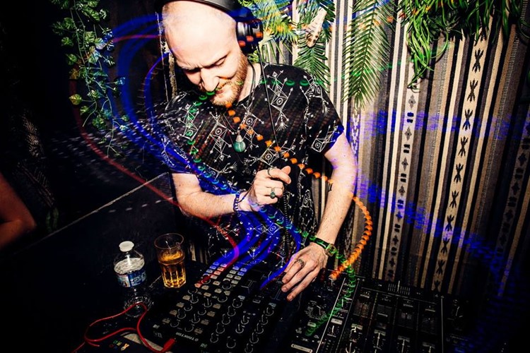 Komma nightclub Paris dj mixing music fun night cool place party dance drinks cocktails alcohol