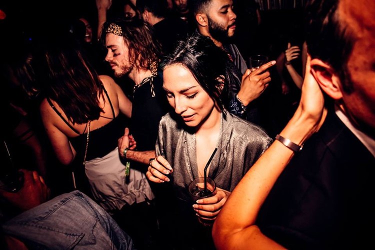 Komma nightclub Paris girl dancing book your table reserve celebrate drinks