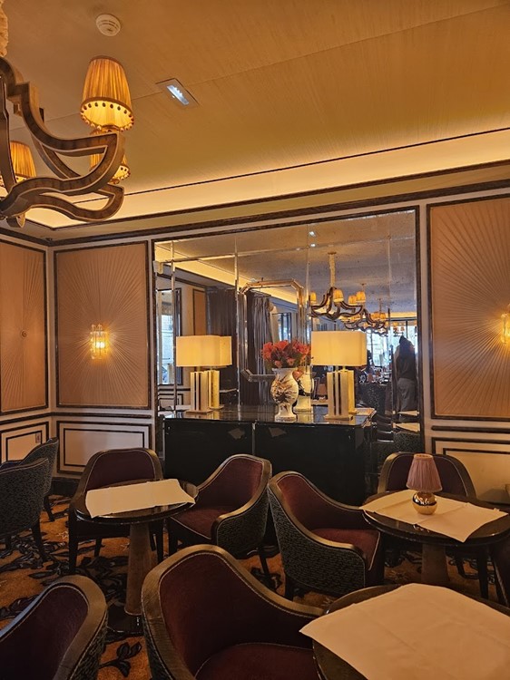 Party at L’aventure VIP nightclub in Paris. Find promoters for guest list in Clubbable