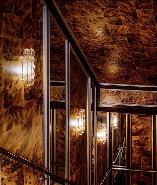 Party at L’aventure VIP nightclub in Paris. Find promoters for guest list in Clubbable