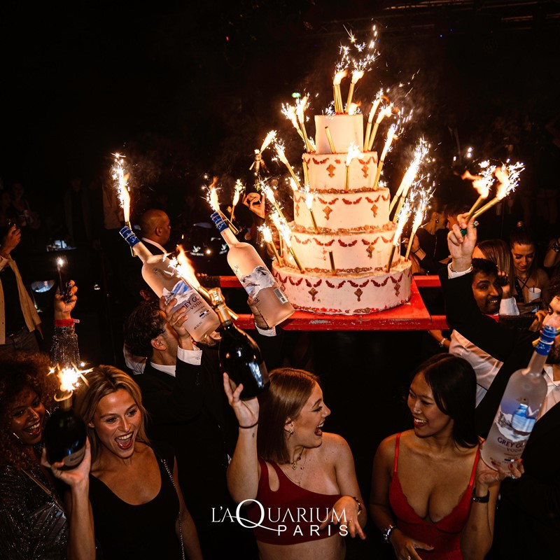 L'Aquarium nightclub in Paris celebrate your birthday hen bachelor bottle parade cake 