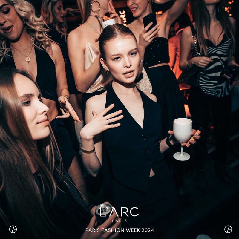L'Arc nightclub Paris pretty blonde girl mini black dress chic stylish dresscode