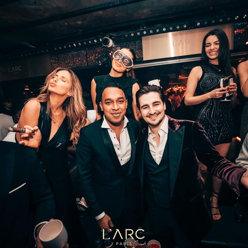 L'Arc nightclub Paris sexy girl fun party