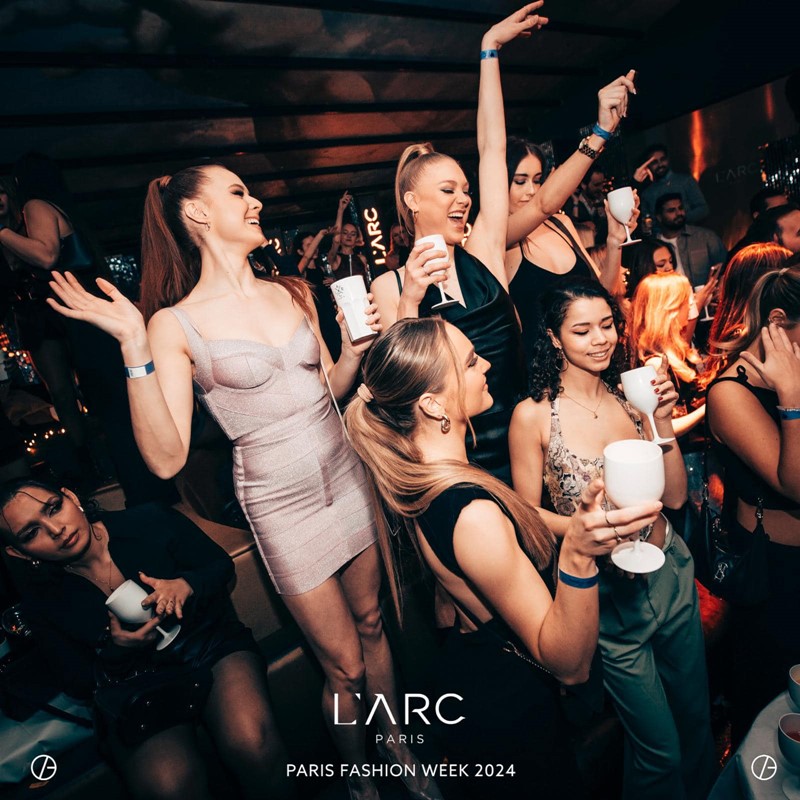 L'arc nightclub Paris guest list girls having fun partying dancing drinking clubbing