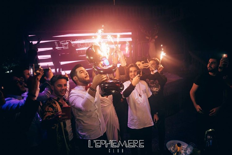 L'Ephémère Club nightclub Paris Ivry-sur-Seine fun party big event crowd dance alcohol service bottles