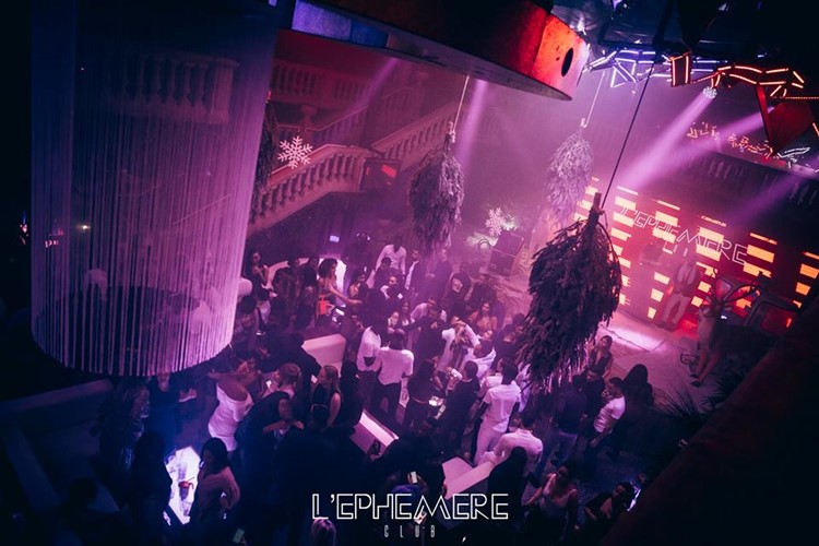 L'Ephémère Club nightclub Paris crowd dancing fun night party music drinks