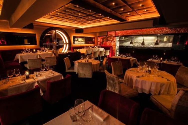 Cannes में वीआईपी नाइट क्लब La Chunga में पार्टी। Clubbable में अतिथि सूची के लिए प्रमोटर खोजें