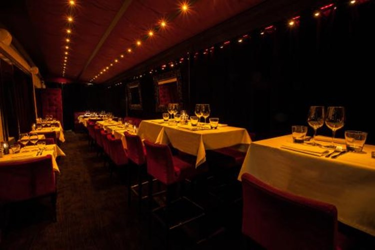 Cannes में वीआईपी नाइट क्लब La Chunga में पार्टी। Clubbable में अतिथि सूची के लिए प्रमोटर खोजें