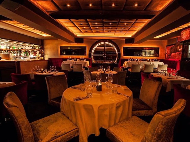 Cannes में वीआईपी नाइट क्लब La Chunga में पार्टी। Clubbable में अतिथि सूची के लिए प्रमोटर खोजें