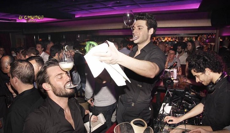 Cannes में वीआईपी नाइट क्लब La Chunga में पार्टी। Clubbable में अतिथि सूची के लिए प्रमोटर खोजें