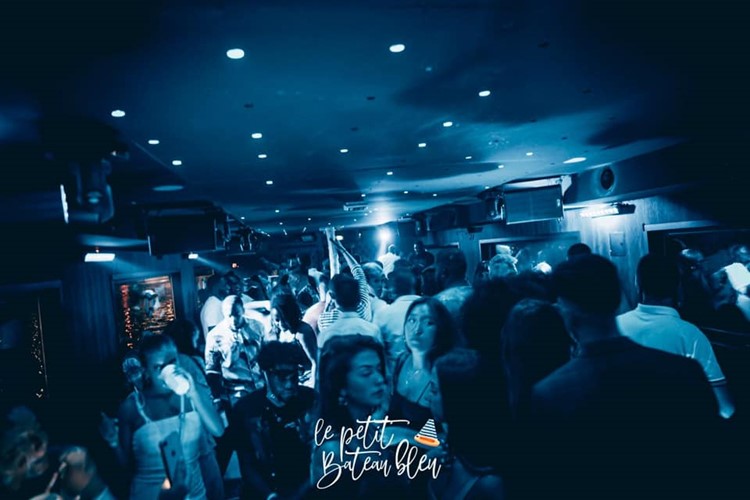 La Friendzone Paris party crowd full boat terrace outdoor