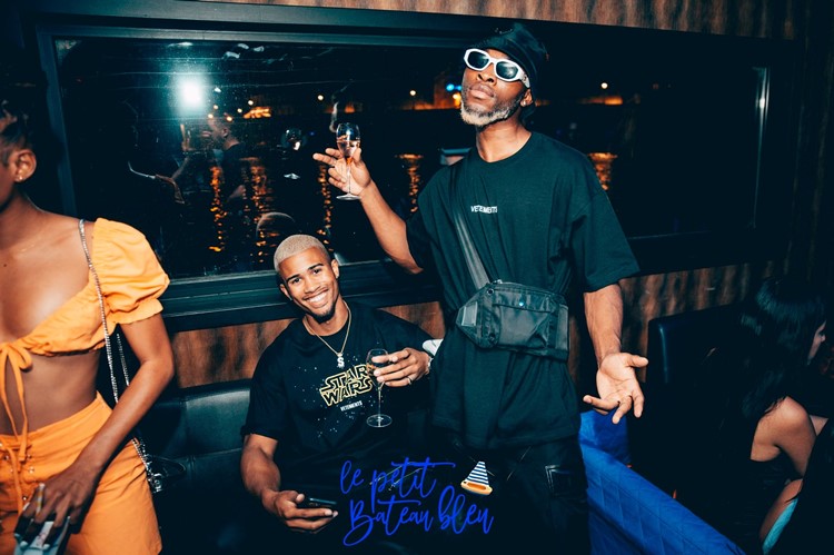 La Friendzone Paris Le Petit Bateau Bleu vip entrance table booking exclusive area reserve alcohol bottles