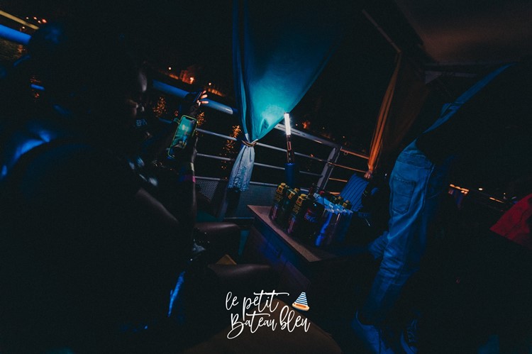 La Friendzone Paris alcohol bottles menu prices vodka rum gin cognac whisky rum drinks cocktails 