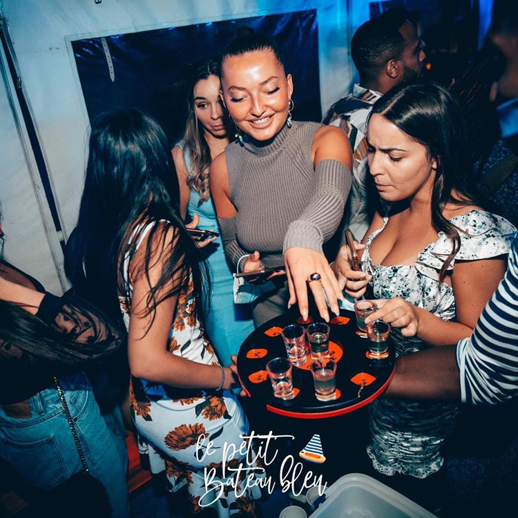 La Friendzone Paris event shots drinks party during the pandemic open now tonight weekend