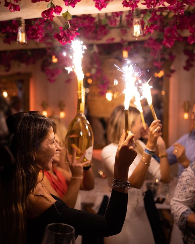 La Petite Plage club Saint Tropez drinks cocktails book vip table now reserve celebrate bubbles champagne have fun party