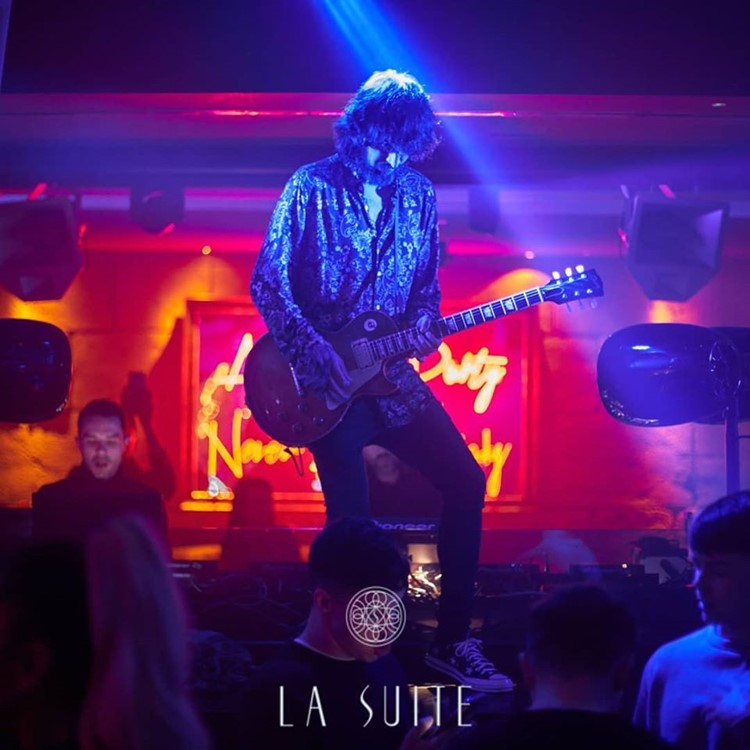 La Suite nightclub Marbella live guitar instrumental music stage concert artist party