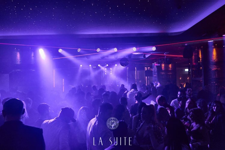 La Suite nightclub Marbella crowd partying dancing go out tonight best club