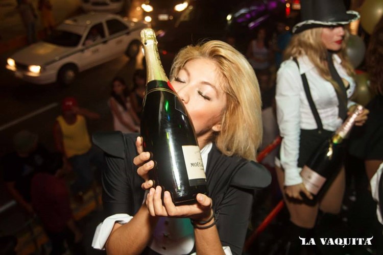 La Vaquita Club nightclub Cancun sexy blonde girl champagne bottle alcohol service expensive drinks