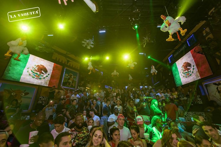 La Vaquita Club nightclub Cancun people partying fun dance