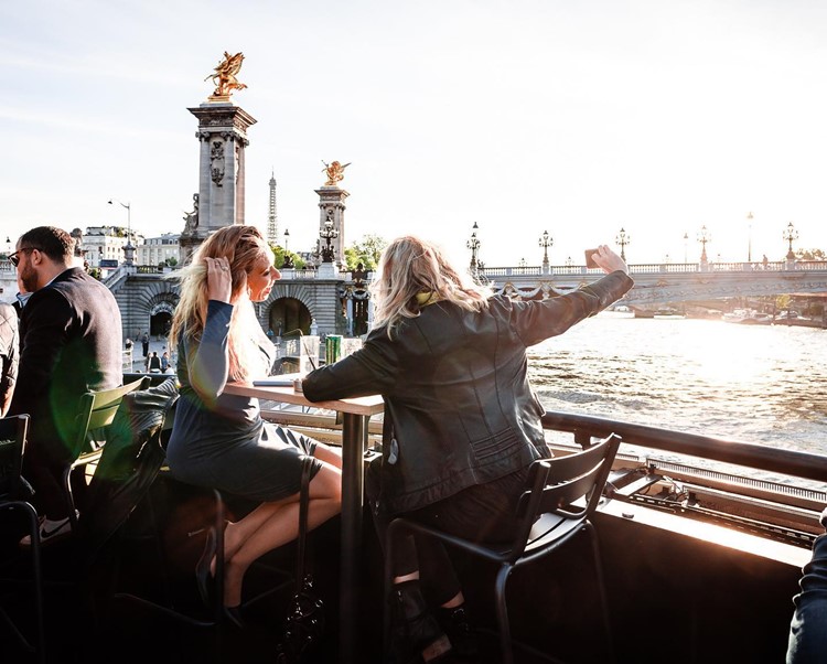 Le Flow terrace Paris boat event drinks food