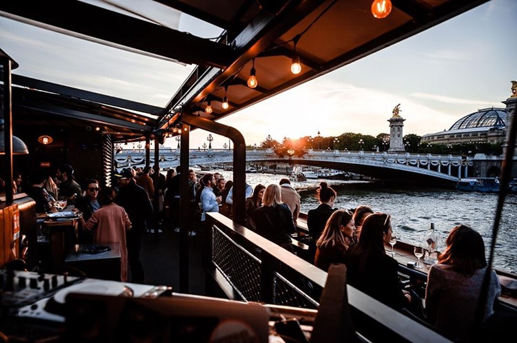 Le Flow terrace Paris alcohol bottles cocktails fun go out tonight