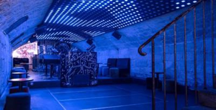 Paris में वीआईपी नाइट क्लब Le Panic Room में पार्टी। Clubbable में अतिथि सूची के लिए प्रमोटर खोजें